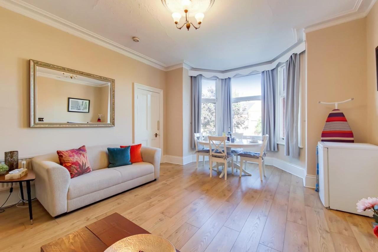 Spacious Apartment In The Heart Of Ealing Broadway 伦敦 外观 照片