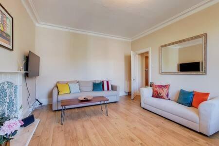Spacious Apartment In The Heart Of Ealing Broadway 伦敦 外观 照片
